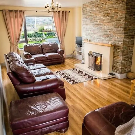 3-bed House In With Panoramic Hillside Se *
